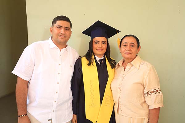 Jeilis Duran, la nueva profesional en Psicología junto a sus padres Nesly Patiño y Daniel Niño. Jeilis Duran, la nueva profesional en Psicología junto a sus padres Nesly Patiño y Daniel Niño.