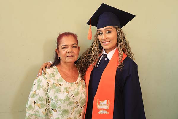 Laura Noguera junto a su madre, Luz Marina González. Laura Noguera junto a su madre, Luz Marina González.