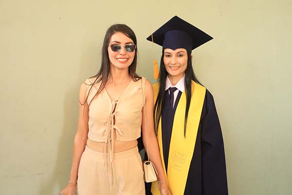 La nueva profesional Yesica Vargas junto a su hermana Kelly Vargas. La nueva profesional Yesica Vargas junto a su hermana Kelly Vargas.