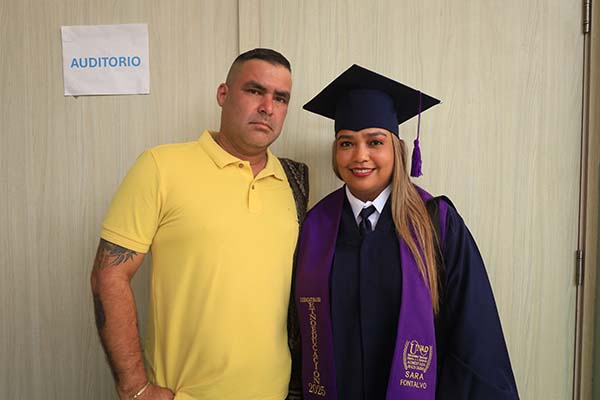 La nueva licenciada en Etnoeducación Sara Fontalvo junto con su familiar Oscar Castillo. La nueva licenciada en Etnoeducación Sara Fontalvo junto con su familiar Oscar Castillo.