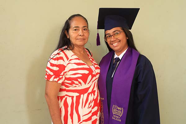 La nueva pedagoga infantil Wendy Salazar junto a su madre Inés De La Cruz. La nueva pedagoga infantil Wendy Salazar junto a su madre Inés De La Cruz.