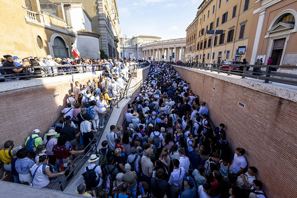 Peregrinos se congregaron en la Plaza de San Pedro para la canonización de Carlo Acutis y Piergiorgio Frassati en el Vaticano, ayer el 7 de septiembre de 2025. (Foto: EFE/EPA/Massimo Percossi)