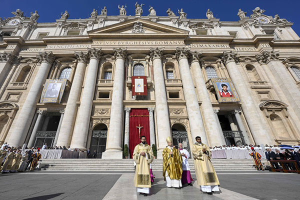 En la gráfica, el Papa León XIV, en la Plaza de San Pedro, durante la ceremonia de canonización del Beato Pier Giorgio Frassati y Carlo Acutis, quienes fueron proclamados santos, ayer domingo.  (Foto EFE/EPA/Medios del Vaticano)