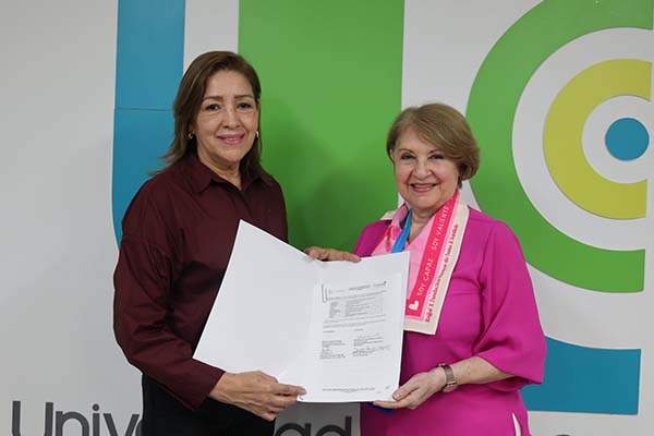 Martha García Valencia, directora administrativa de Cajamag y la señora Adriana Santarelli Franco, directora de la UCC. Foto: UCC