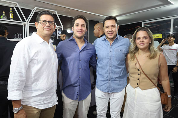 Albert García, Laura Pereira, Juan Ortiz y Jimmy Ramírez disfrutaron de la gala por los 50 años de la empresa.