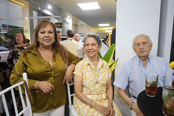 María del Pilar Torralvo, Rosa Isabel Sánchez y Venancio Araos, clientes de la compañía, hicieron parte de la celebración de los 50 años.