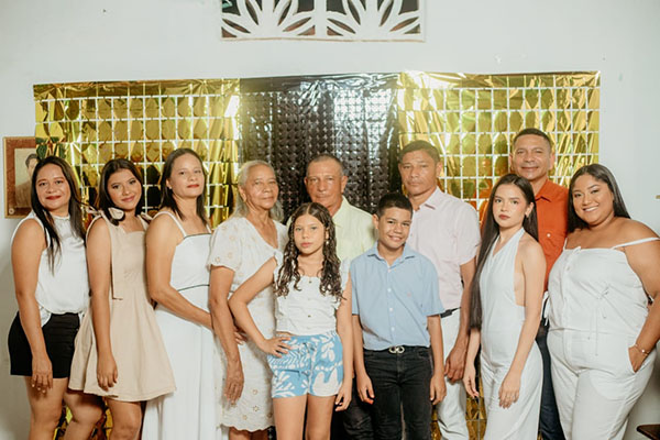 La homenajeada María Elena Jiménez De Pezzano disfrutó de la compañía de sus hijos Albeiro, Clara, Carlos Miguel y Yenis, junto a sus nietos Arianna Sofía, Samuel, Elianis, Cristian, Franchesca, Kiara y Lauren.