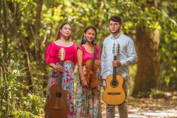 Dueto Luar: Ana María Rodríguez, Martha Elena Díaz y Daniel Cortés, ganador en 2025.Foto cortesía Fundación musical de Colombia.   