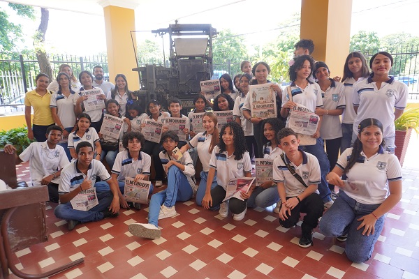 En la imagen los alumnos juntos con los profesores con los ejemplares de EL INFORMADOR, en este recorrido los jóvenes aprendieron la importancia del periodismo y la forma en como se imprime el periódico. 