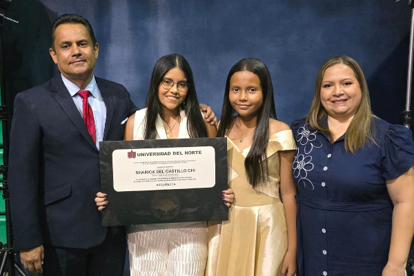 Sharick Del Castillo Chi, homenajeada por la Universidad del Norte; junto a sus padres Erick Del Castillo y Claudia Chi; también la acompañó su hermana Vitoria Del Castillo.