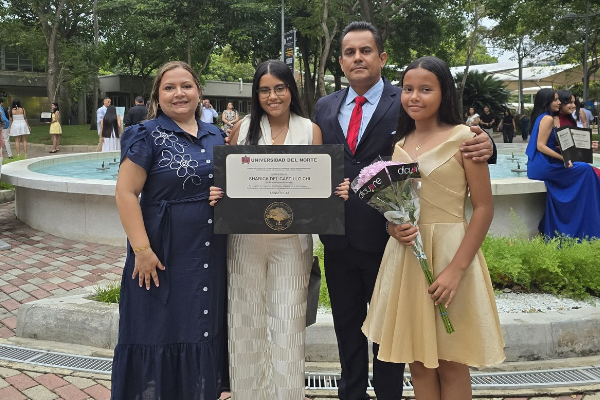 Sharick Del Castillo Chi, homenajeada por la Universidad del Norte; junto a sus padres Erick Del Castillo y Claudia Chi; también la acompañó su hermana Vitoria Del Castillo.