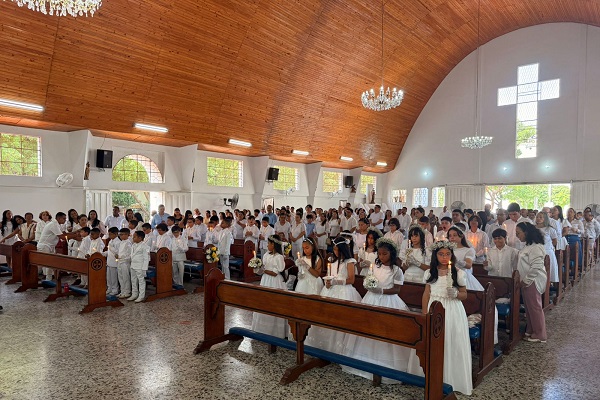 La primera comunión de los 35 estudiantes no solo marcó un paso importante en su vida religiosa, sino también en su crecimiento integral como miembros de la comunidad Cajamag. 