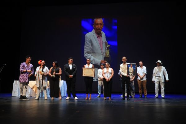 Homenaje a Alain Manjarrés, fundador del galardón Pescaito Dorado, su familia recibe el premio en nombre de este gran gestor cultural de Santa Marta. 