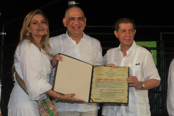 En la gráfica Patricia Echeverry Gutiérrez, presidenta de la junta Directiva de Fedegan, entrega condecoración por los 500 años de Santa Marta a Carlos Pinedo Cuello, alcalde del Distrito y José Felix Lafaurie, Presidente Ejecutivo de Fedegan.