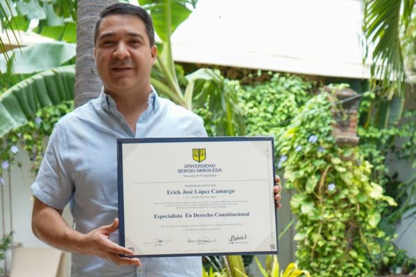 Erick López Camargo, recibió el titulo de Especialista en Derecho Constitucional otorgado por la Sergio Arboleda. 