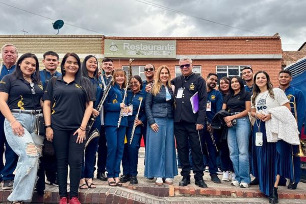 Este reconocimiento reafirma el compromiso del alcalde Carlos Pinedo Cuello con el fortalecimiento de la cultura, la música y las artes como pilares de desarrollo social y orgullo colectivo. Foto alcaldía 