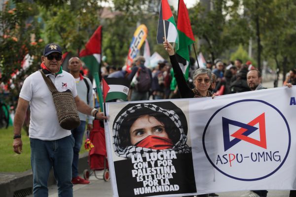Personas participan en una manifestación en apoyo a Palestina y contra la guerra en Gaza con motivo del segundo aniversario del ataque de Hamás contra Israel, este martes en Bogotá (Colombia). EFE/ Carlos Ortega