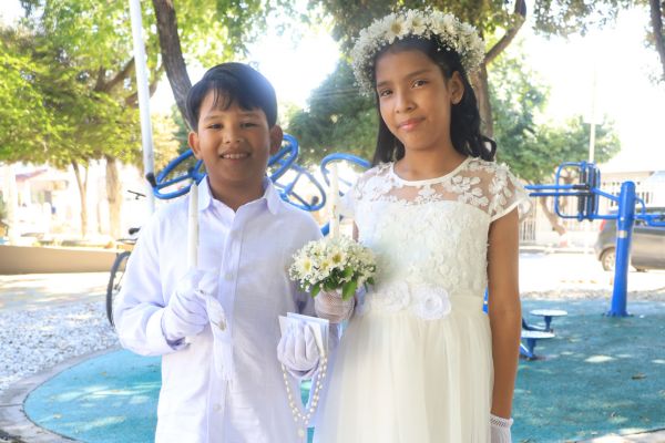 Con gran emoción y fe, Alix y Andrés Dodino recibieron por primera vez el Cuerpo de Cristo durante la ceremonia de su primera comunión, un momento especial que compartieron en compañía de sus seres queridos.