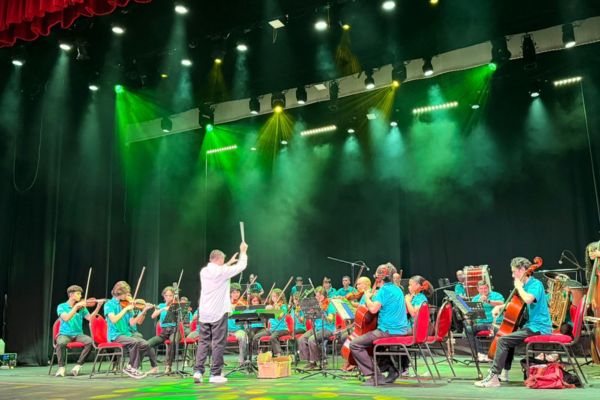 El teatro vibró con risas, aplausos y voces infantiles que siguieron cada ritmo con entusiasmo. Foto Cajamag 