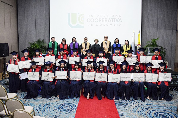La ceremonia estuvo acompañada por familiares y directivos que compartieron con los graduandos este logro que marca el cierre de una etapa y el inicio de nuevas metas profesionales y personales. Foto Universidad Cooperativa de Colombia campus Santa Marta 