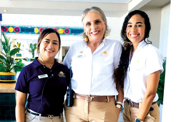 Silvia Escobar en compañía de su equipo de trabajo Sandra Contreras y Ma Alejandra Benjumea. Silvia Escobar en compañía de su equipo de trabajo Sandra Contreras y Ma Alejandra Benjumea.