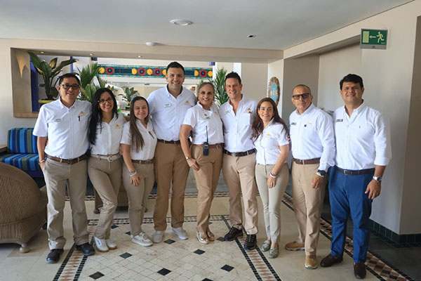 Silvia Escobar junto a los líderes del Zuana Gersain Arévalo, Yenncy Sánchez, Karina Llain, Silvia Escobar, Daniel Cabrales, Leonor Aaron, Johnn Soto y Henry Martínez. Silvia Escobar junto a los líderes del Zuana Gersain Arévalo, Yenncy Sánchez, Karina Llain, Silvia Escobar, Daniel Cabrales, Leonor Aaron, Johnn Soto y Henry Martínez.