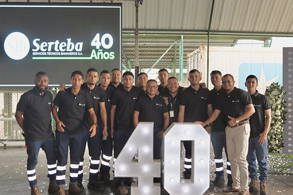 Colaboradores administrativos celebrando 40 años de servicio. Foto Serteba 