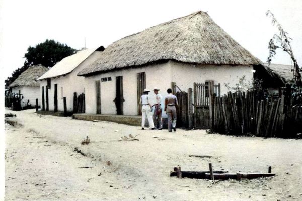 Caracolicíto, calle principal, pensión Amira año 1941. Foto cortesía Rafael Daza y Alexander Wetmore  