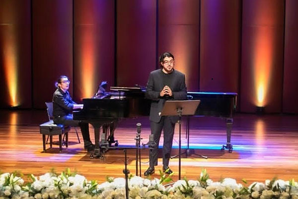 El tenor barranquillero Eduardo Escolar deleitará al público samario con un recital lírico que exaltó el arte y la cultura en el marco de los 500 años de Santa Marta. Foto Cajamag