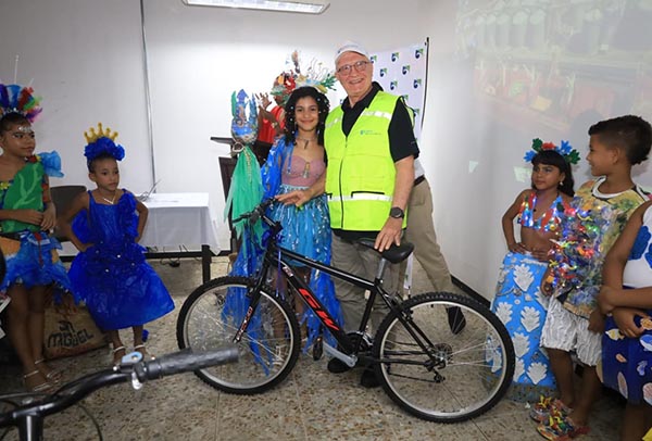 Domingo Chinea, Presidente de la Sociedad Portuaria de Santa Marta, en compañía de una de las niñas ganadoras de una bicicleta entregada en conjunto con la Fundación Puerto de Santa Marta. Foto derechos reservados EL INFORMADOR Domingo Chinea, Presidente de la Sociedad Portuaria de Santa Marta, en compañía de una de las niñas ganadoras de una bicicleta entregada en conjunto con la Fundación Puerto de Santa Marta. Foto derechos reservados EL INFORMADOR