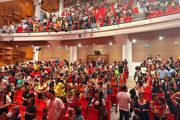 Se registró una asistencia masiva a ‘La Fiesta de los Niños’ en el Teatro ‘Pepe Vives Campo’ de Cajamag. Foto Cajamag