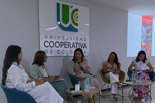 Las panelistas destacaron la necesidad de fortalecer el acceso equitativo a oportunidades académicas, investigativas y laborales. Foto UCC Santa Marta