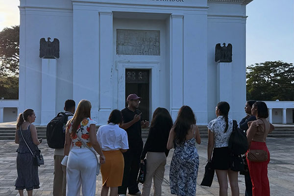 El recorrido permitió a los asistentes aproximarse al valor patrimonial, cultural y simbólico que representa este sitio para la región Caribe y para la construcción de la identidad latinoamericana. Foto UCC Santa Marta El recorrido permitió a los asistentes aproximarse al valor patrimonial, cultural y simbólico que representa este sitio para la región Caribe y para la construcción de la identidad latinoamericana. Foto UCC Santa Marta