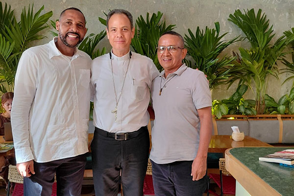 El Padre Antún Ramos Cuesta acompañado de Monseñor José Mario Bacci, Obispo de Santa Marta y el padre Genry Cristóbal Yano, párroco de la Iglesia San José. Foto cedida por el padre Antún Ramos