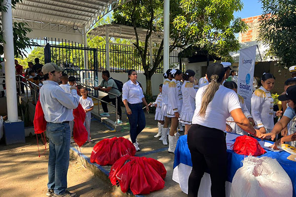 Durante el encuentro, los estudiantes participaron en torneos recreativos, coreografías de danza, exhibiciones musicales y actividades lúdicas. Foto Cajamag 