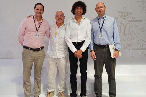 Andrés Zamora, miembro de la CAF; Miguel Ángel Sánchez, Perkys, artista creador de la obra “Gonawindúa” y Juan Carlos Morales, también miembro de la CAF. Foto Cortesía Hotel Boutique Don Pepe Andrés Zamora, miembro de la CAF; Miguel Ángel Sánchez, Perkys, artista creador de la obra “Gonawindúa” y Juan Carlos Morales, también miembro de la CAF. Foto Cortesía Hotel Boutique Don Pepe