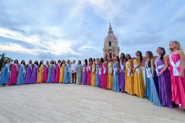 Las 26 candidatas al concurso posan en Cartagena antes de la noche de elección y coronación que definirá a la nueva Señorita Colombia 2025. Foto: @reinadocolombia