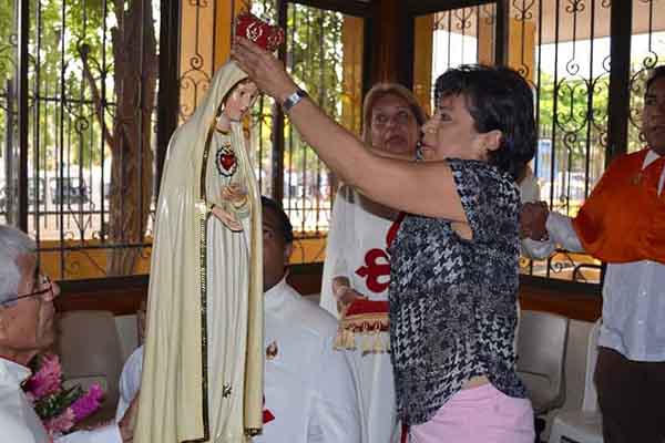 Durante su paso por la ciudad, la imagen de la Virgen Peregrina de Fátima, en compañía de los Caballeros de la Virgen, llegaron a las instalaciones del periódico EL INFORMADOR. Foto derechos reservados EL INFORMADOR Durante su paso por la ciudad, la imagen de la Virgen Peregrina de Fátima, en compañía de los Caballeros de la Virgen, llegaron a las instalaciones del periódico EL INFORMADOR. Foto derechos reservados EL INFORMADOR