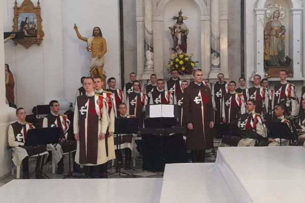 El coro y la banda Internacional de los Caballeros de la Virgen, provenientes de Brasil, durante su visita a la Catedral Basílica de Santa Marta. Foto derechos reservados EL INFORMADOR El coro y la banda Internacional de los Caballeros de la Virgen, provenientes de Brasil, durante su visita a la Catedral Basílica de Santa Marta. Foto derechos reservados EL INFORMADOR