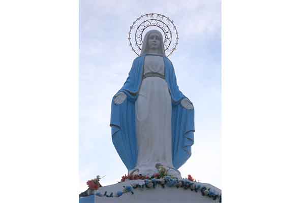 Virgen de Nuestra señora de la Medalla Milagrosa, cerrito el Cundí. Foto derechos reservados EL INFORMADOR Virgen de Nuestra señora de la Medalla Milagrosa, cerrito el Cundí. Foto derechos reservados EL INFORMADOR