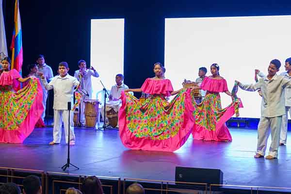 Danzas folclóricas que se presentaron en la ceremonia de clausura. Foto Alcaldía