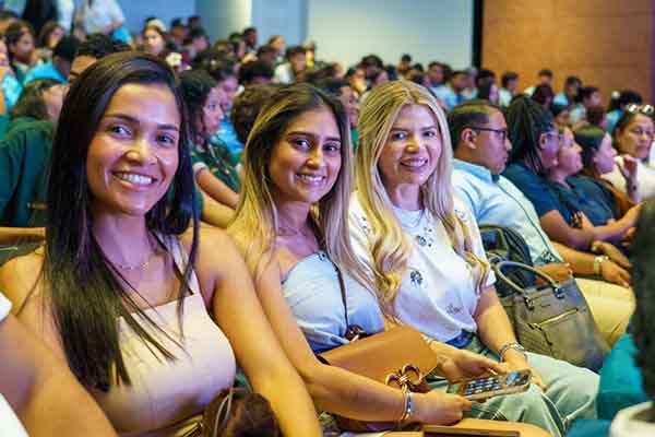 Bleydis Pérez (centro), primera dama del Distrito de Santa Marta, presente en la ceremonia de clausura. Foto Alcaldía Bleydis Pérez (centro), primera dama del Distrito de Santa Marta, presente en la ceremonia de clausura. Foto Alcaldía