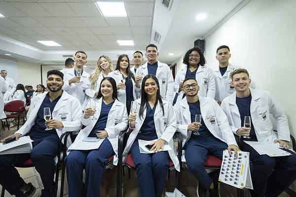 Grupo completo de Estudiantes de X Semestre posando con sus batas blancas después de la ceremonia. Foto Unimagdalena