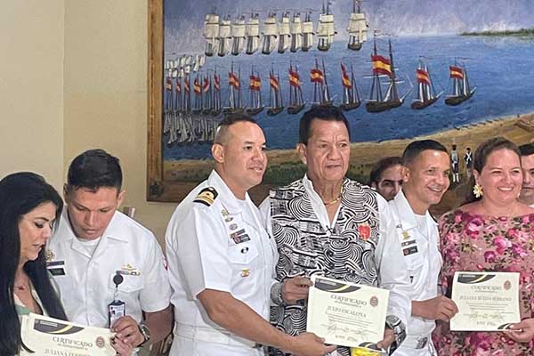 Julio Escalona Mejía, artista samario del arte de la serigrafía recibiendo la Medalla al Mérito de parte de la armada nacional en Coveñas. Foto cortesía Milton Infante