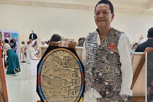 El artista samario Julio Escalona, posando junto a su obra ‘Entrelazada’ en el EIDA. Foto cortesía Milton Infante El artista samario Julio Escalona, posando junto a su obra ‘Entrelazada’ en el EIDA. Foto cortesía Milton Infante
