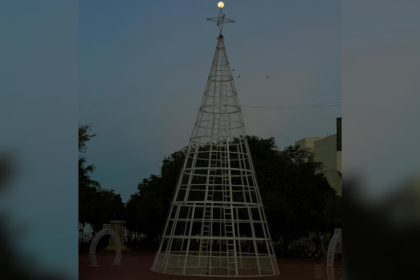 amanecer con la luna adornando el árbol navideño se convierte así en un símbolo espontáneo del espíritu decembrino en Santa Marta. Foto Juan Vives Lacouture
