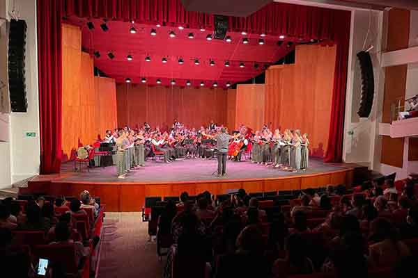  La puesta en escena destaca la sincronía coral, los matices, la fuerza interpretativa y la disciplina que caracteriza a los distintos colectivos musicales que hacen parte del encuentro. Foto Cajamag 