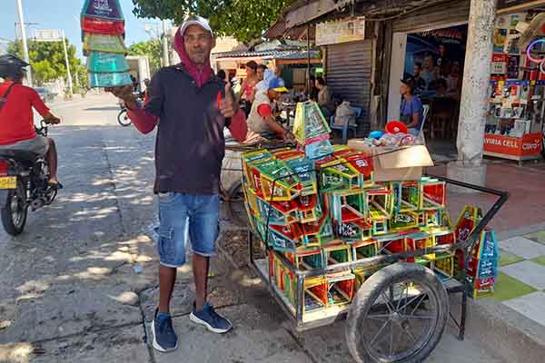 En esta fecha los vendedores aprovechan para vender los faroles y paquetes de velitas para que ninguna familia se quede sin celebrar este día.