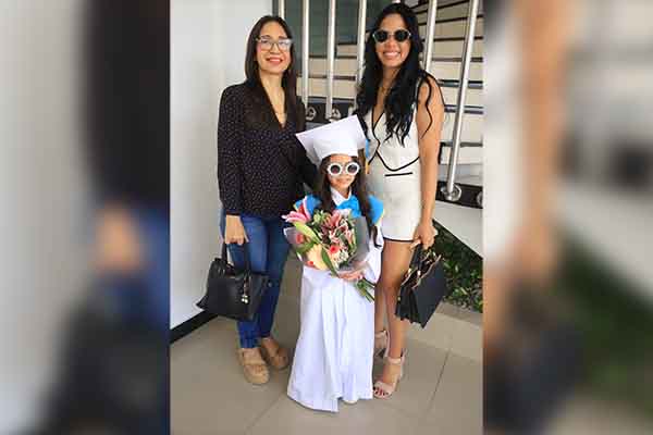 Aranza González acompañado de Naidu Piña, Carina Navea, después de la ceremonia. 