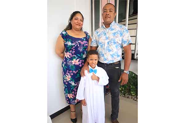 Elías Rivadeneira acompañado de su padre Haider Rivadeneira y su madre Carolay Campo.